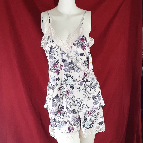 Vince Camuto Other - VINCE CAMUTO.